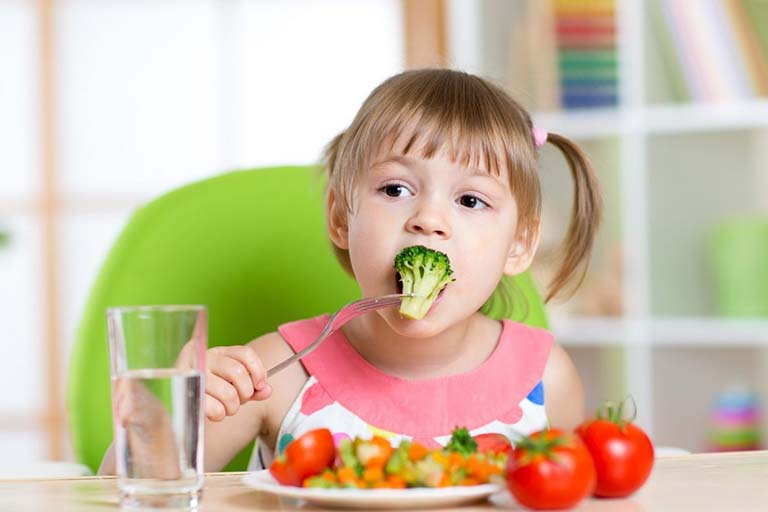 chế độ ăn uống cho trẻ tự kỷ
