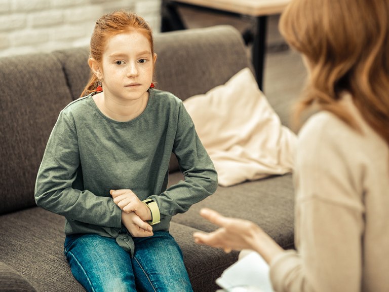 Cha mẹ nên làm gì khi trẻ tự kỷ hay la hét?