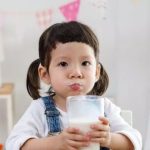 Trẻ tự kỷ nên uống sữa gì