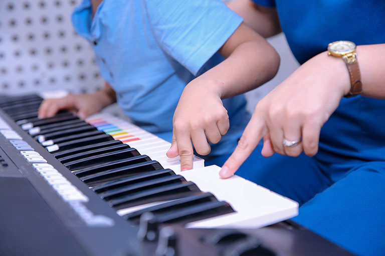 Dùng âm nhạc trị liệu cho trẻ tự kỷ