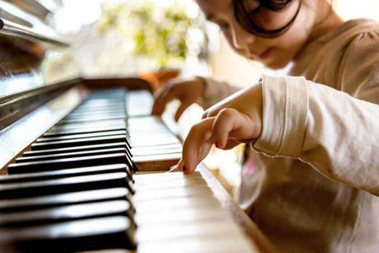 Dùng âm nhạc trị liệu cho trẻ tự kỷ