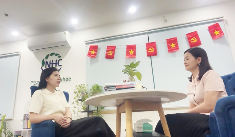 Chuyên gia Thu Hiền cùng mẹ của khách hàng P.K trong buổi đồng hành gỡ rối tâm lý