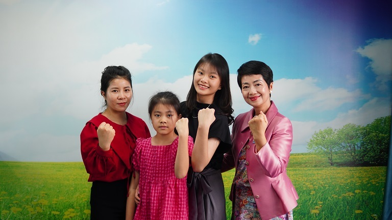 Chuyên gia Thu Hà giúp đỡ khách hàng học sinh