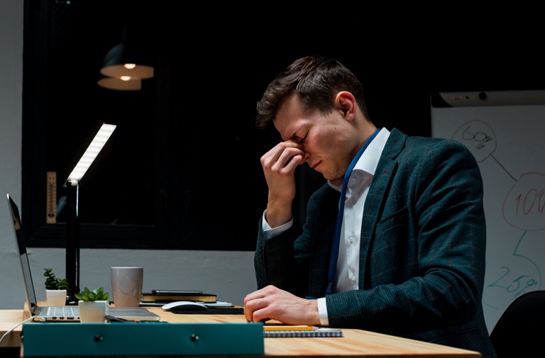 Hình ảnh minh họa doanh nhân bị stress nặng và trầm cảm trước khi điều trị tâm lý