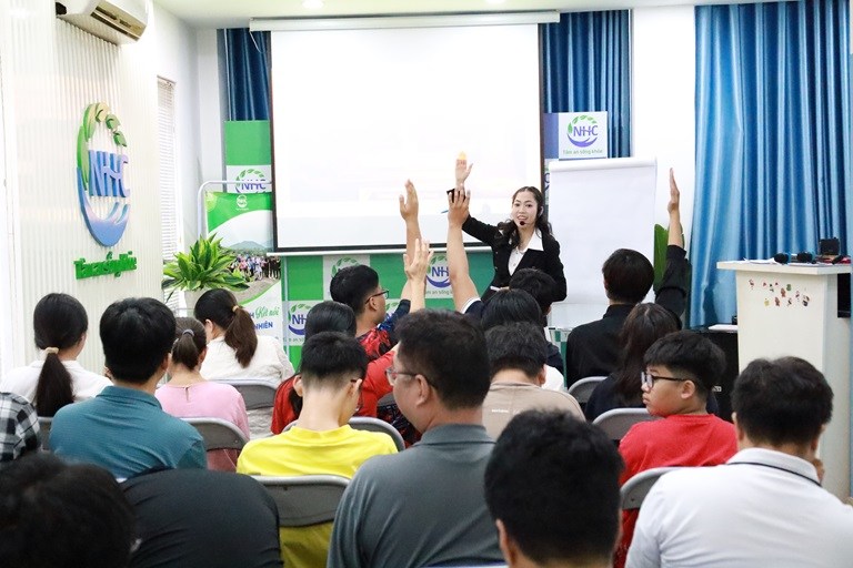 Chuyên gia Mỹ Hạnh đồng hành cùng khách hàng trong workshop Chuyển hóa tại Tâm lý NHC