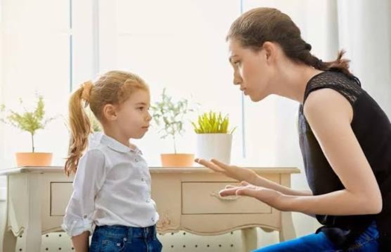 Làm gì khi lỡ đánh con và cách cha mẹ bình tĩnh trước khi nói chuyện với trẻ